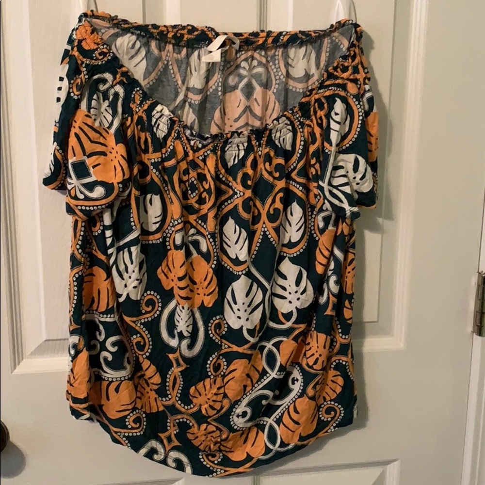 Off the shoulder M flowy cute top